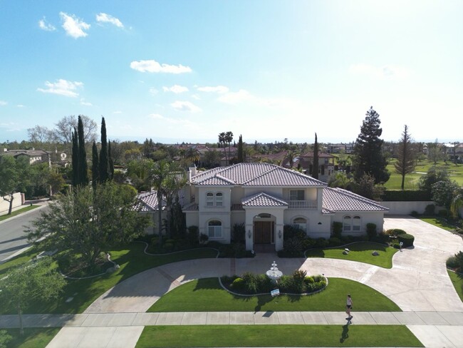 Elegant 6-Bedroom Estate with Balconies in... - Elegant 6-Bedroom Estate with Balconies in... House