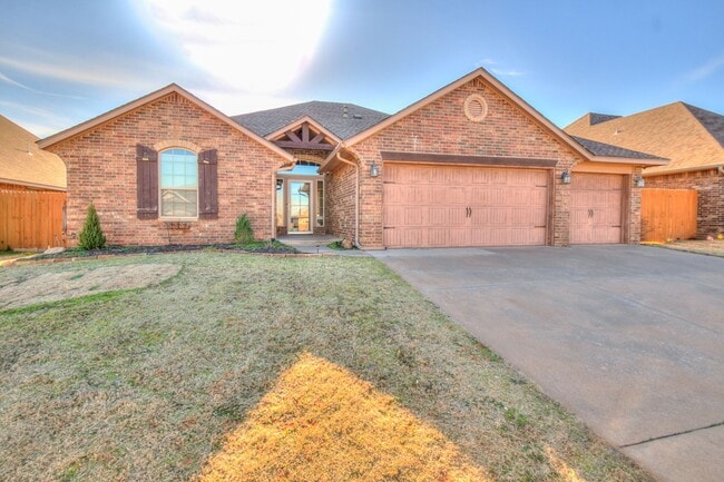 Building Photo - Yes! 3 car garage!