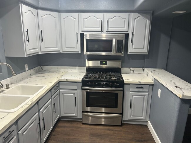 Photo - 508 W 11th St Unit 1