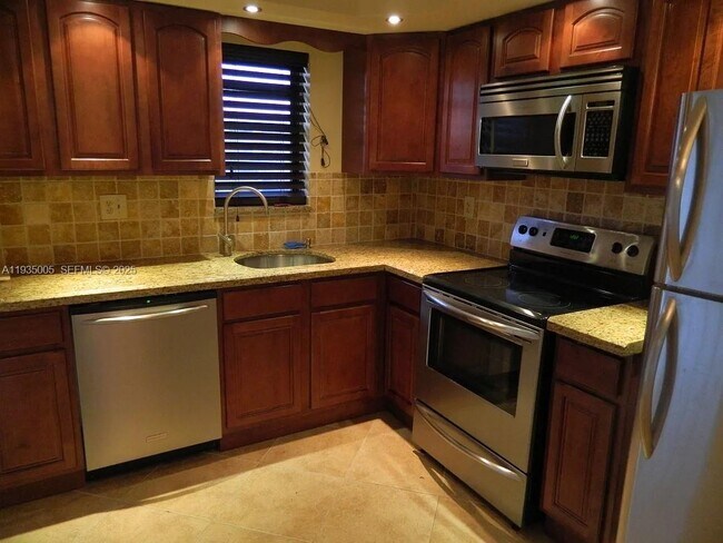 Building Photo - 9440 SW 8th St Unit 402