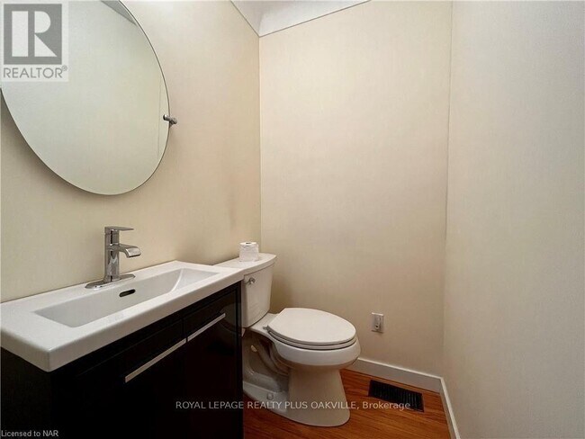 Photo - 694 Niagara St