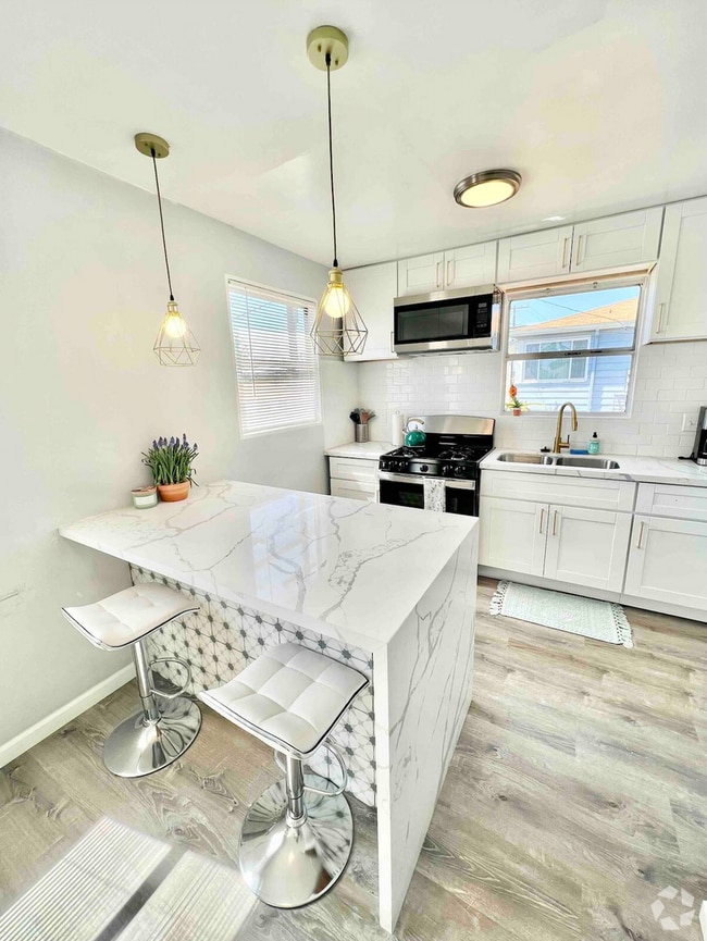 Building Photo - Fully Furnished 2BR Home with Huge Yard & ...