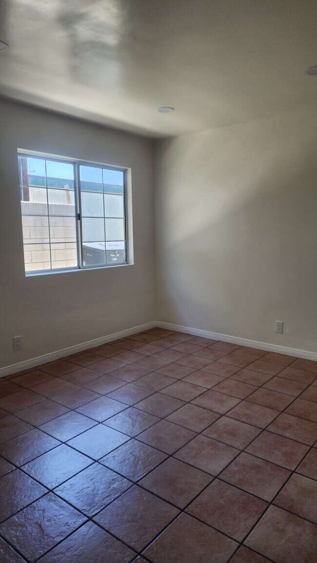 5024 Santa Ana St