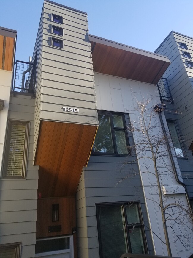 Building Photo - Spacious and modern townhome in Downtown Bellevue