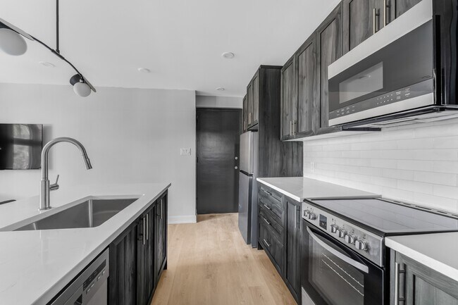 Photo - 658 Somerset St W Unit 202