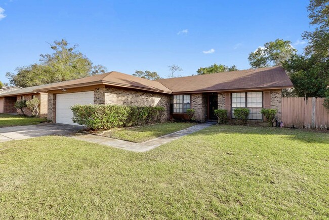 Brick home with large backyard - Brick home with large backyard