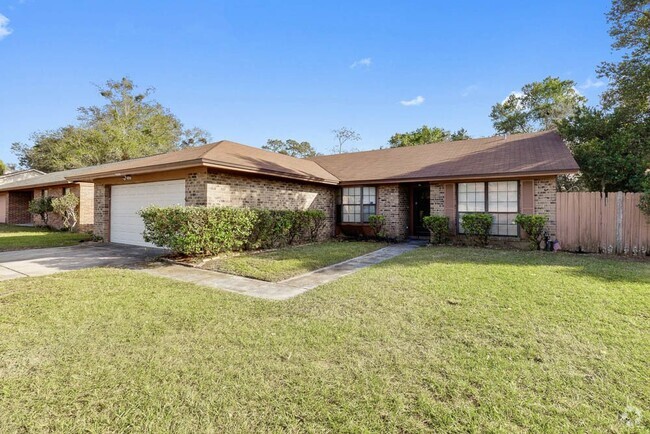 Building Photo - Brick home with large backyard