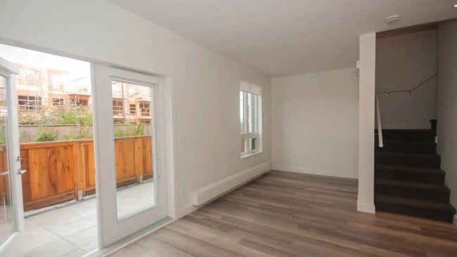 Photo - 525 2nd St E