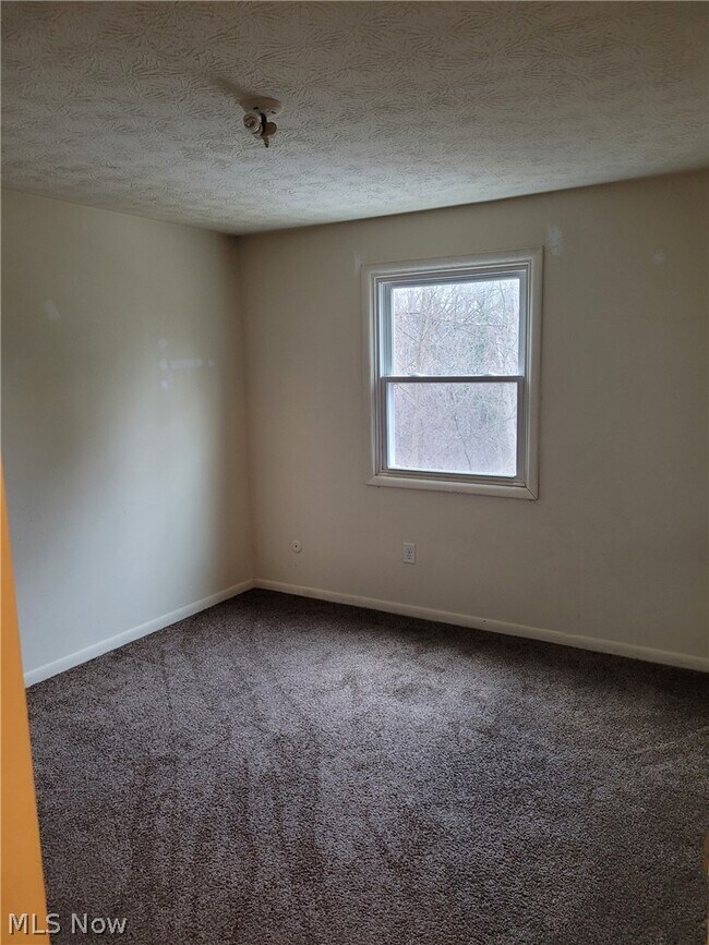 Photo - 2781 Thackeray Ave NW