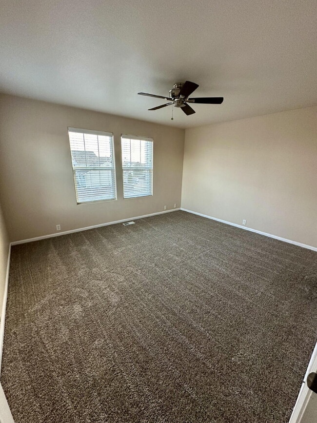 Building Photo - Stylish 2 bedroom Townhome end unit w/Loft 80923