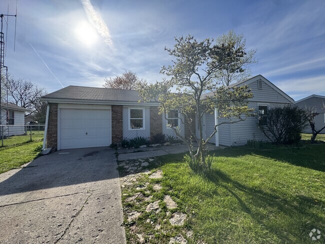 Building Photo - 2205 Versailles Dr Rental