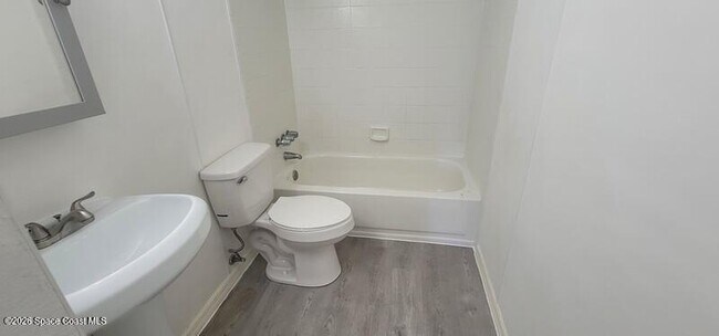 Photo - 556 Titus St