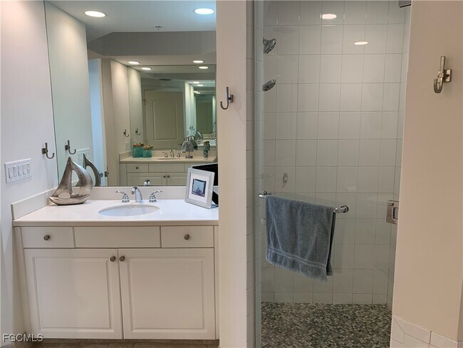 Building Photo - 2090 W First St Unit 510