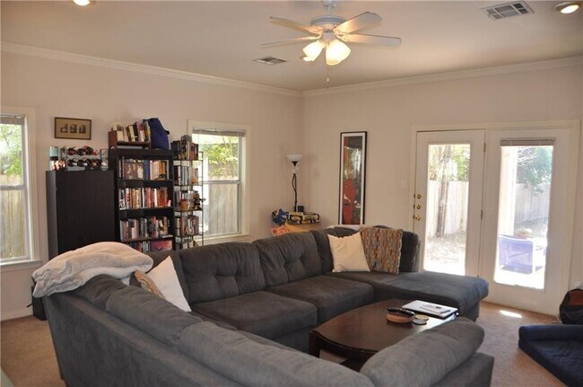 Photo - 609 E 49th St Unidad A