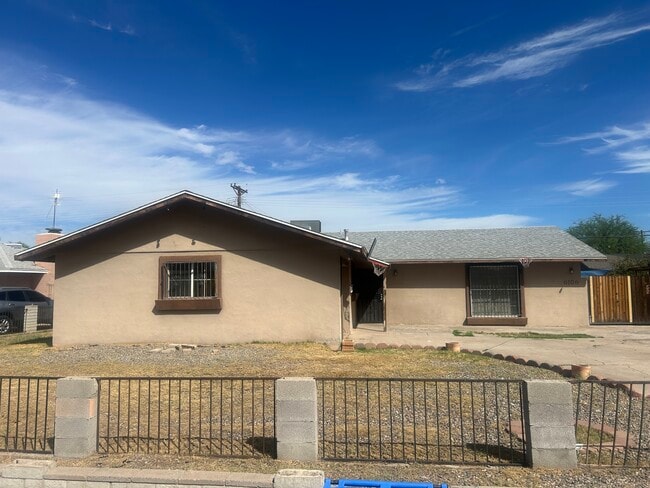 6106 W Clarendon Ave