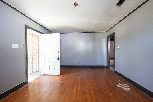 Photo - 3948 Carlton St