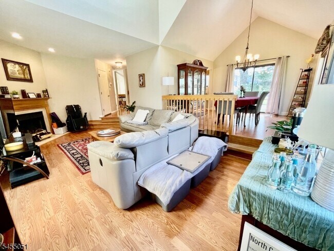 Photo - 2 Hawthorne Pl