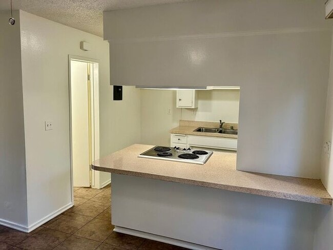 REALLY NICE 2BD & 1.5BA TOWNHOME IN FULLERTON