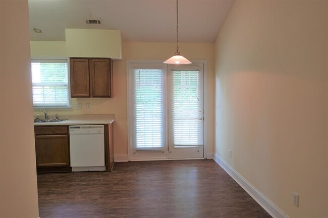 Photo - 312 Sprucewood Ct