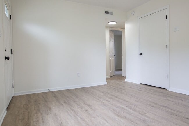 Photo - 731 E Deshler Ave