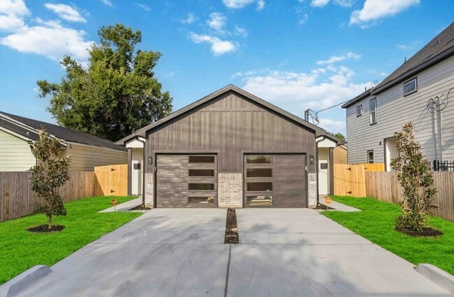 Photo - 5313 Bacher St