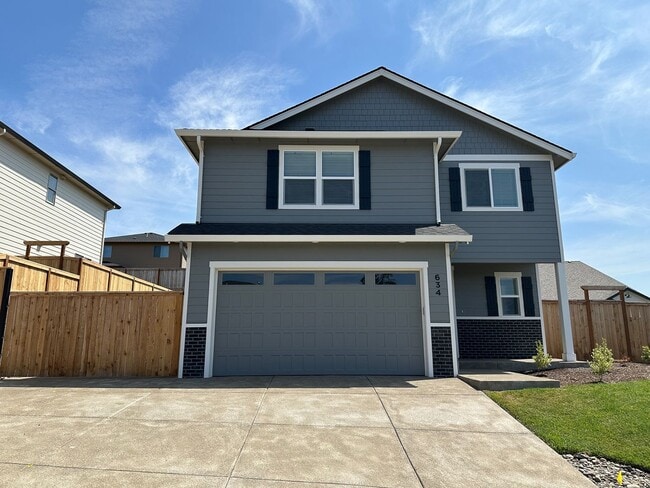 Building Photo - 634 NW Crater Lk Dr Rental