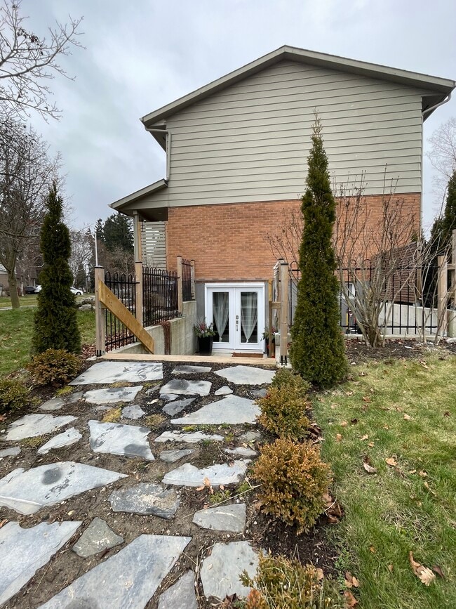 Building Photo - 8 Burk Crt Unit Luxury Furnished Apt