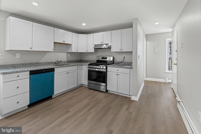Photo - 113 W 22nd St
