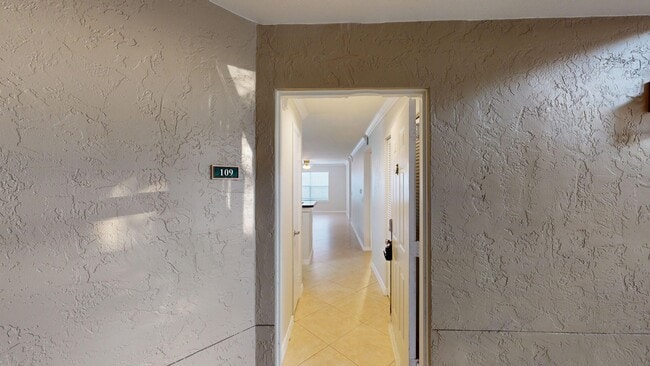 Building Photo - 2Bd/ 2Ba Condo in Premier Delray Beach Location **Optional Private Storage Garage** Unit 109