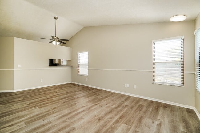 Photo - 1129 Viewpointe Dr