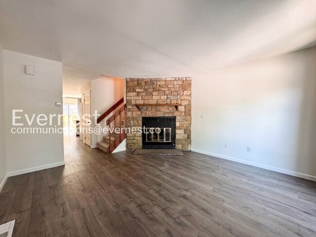 Photo - 3 Bed/2.5 Bath Townhome with Fenced Yard / Available Now!
