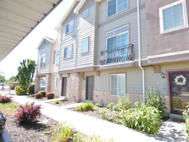3 Bd 3.5 Bath 2 Car Garage Townhome in Sandy - 3 Bd 3.5 Bath 2 Car Garage Townhome in Sandy