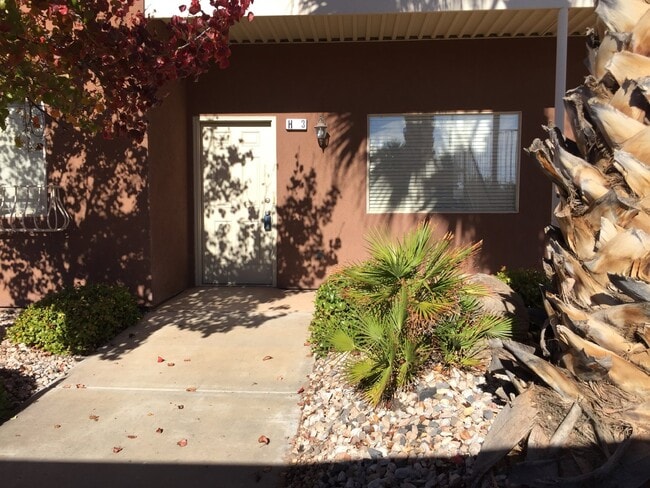 Building Photo - 700 N Main St Unit H3