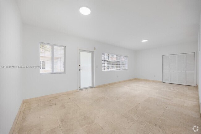 Building Photo - 1100 Venetian Way Unit 1D Rental