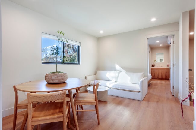 Building Photo - 6900 Willoughby Ave