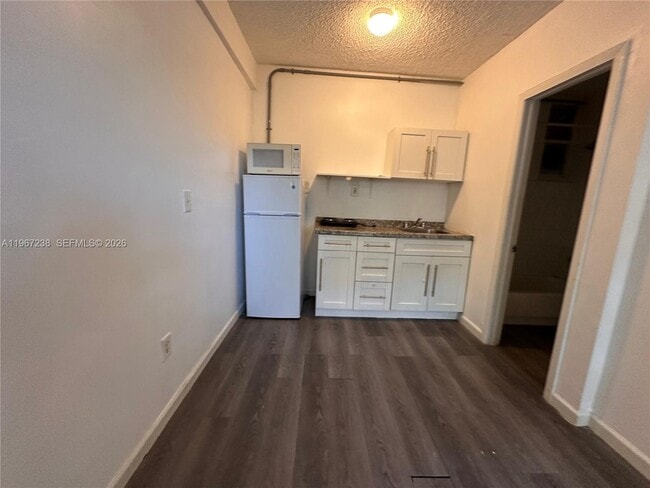 Building Photo - 552 NW 1st St Unit 3