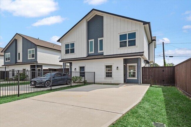 Photo - 2002 Lynnfield St