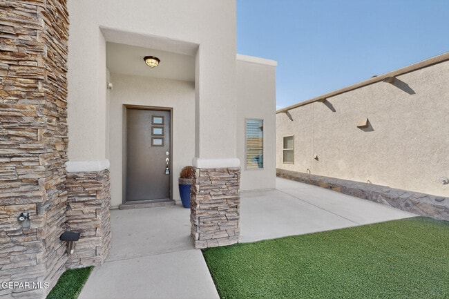 Photo - 320 S Manzanita Dr