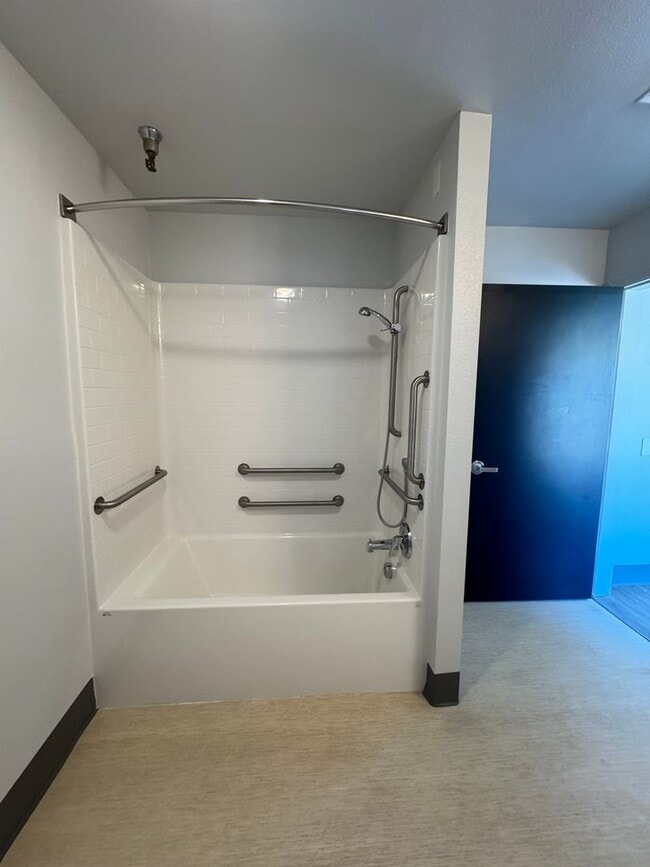 Photo - Ideal roommate setup: 2-bedroom, 2-bath unit. Both bathrooms are ensuite - ALL UITILITIES INCLU...