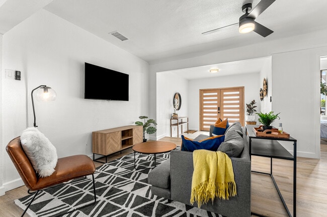 Photo - 623 W 42nd St Unidad Main