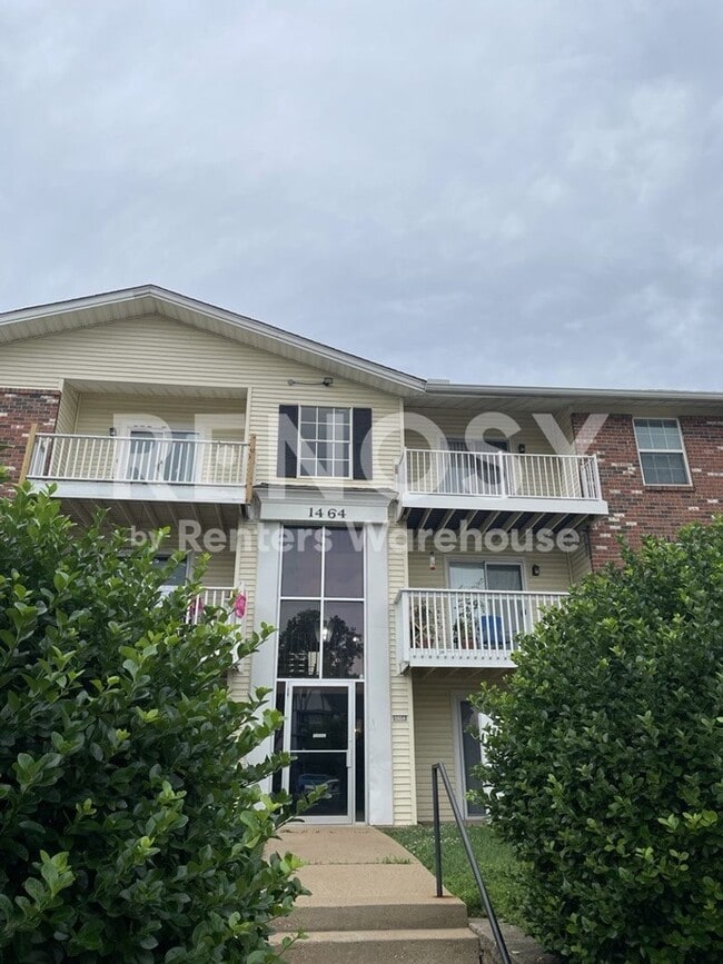 Building Photo - Two bed two bath condo unit in the heart of Saint Charles
