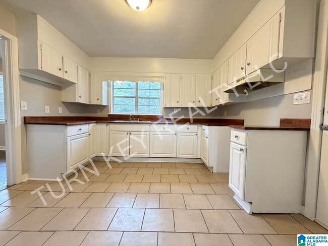 Photo - 908 5 Mile Rd