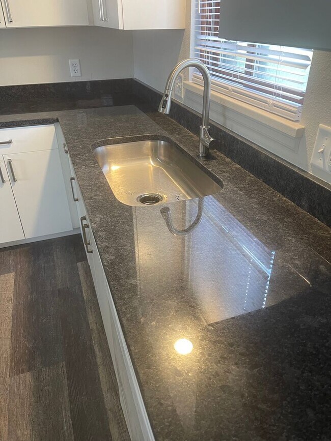 **MOVE IN SPECIAL!** Renovated 2 bed, 1 ba... Unidad 7 Rental Greeley, CO