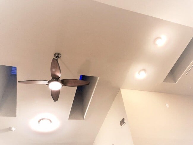 Vaulted ceiling - 12916C Grays Pointe Rd Unit C