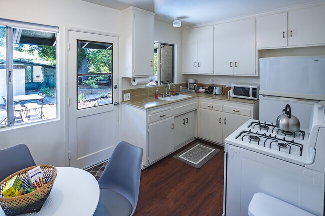 Full kitchen - 12354 Addison St