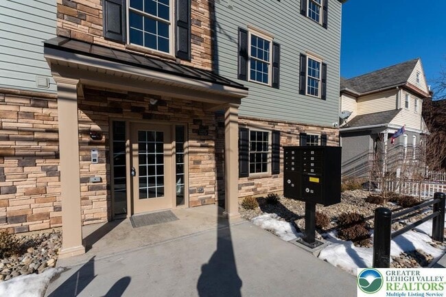 Photo - 1275 E 4th St Unidad 202