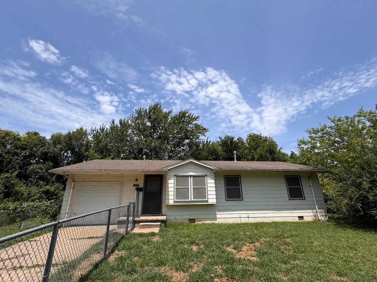 3 Bedroom Home Large Yard - 3 Bedroom Home Large Yard