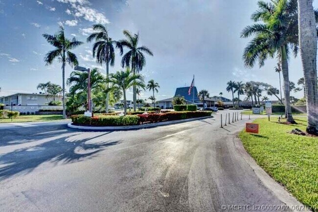 2566 Garden Dr S Unidad 306