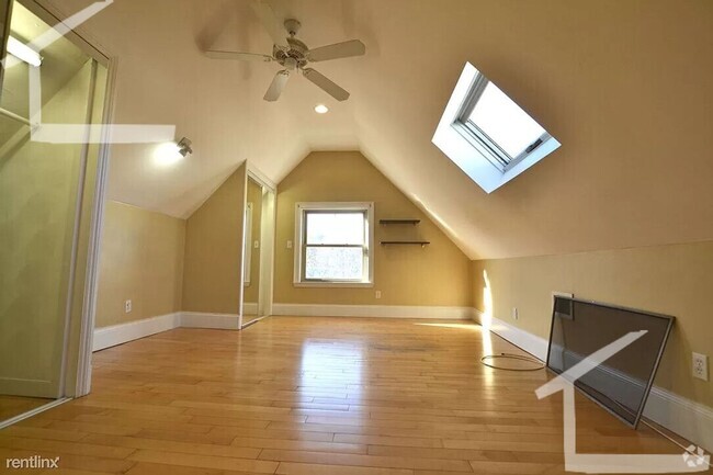 Building Photo - Huge 3 bed with free laundry! Rental