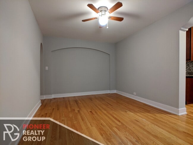 Photo - 429 W Roscoe St
